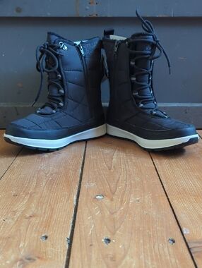 **NWT**Kamik Black Lace-Up Winter Snow Boots with Vibram Soles